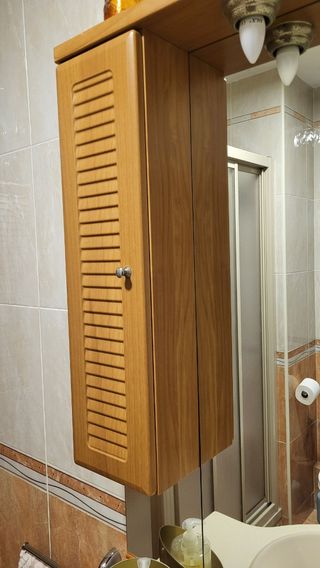 Muebles y lavabo de baño con espejo