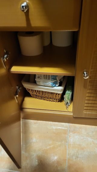 Muebles y lavabo de baño con espejo