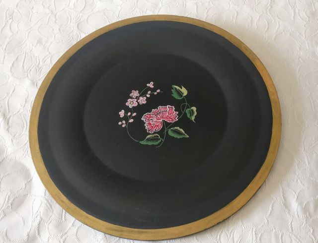 Plato de madera decorativo.