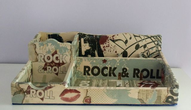 Escribanía y portalápices.