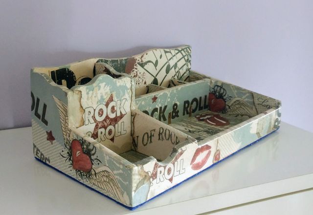 Escribanía y portalápices.