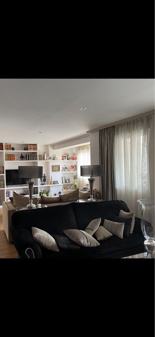 Divano/tavolo e moquette classici argentati e neri 
