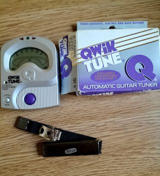 Afinador y cejilla de guitarra