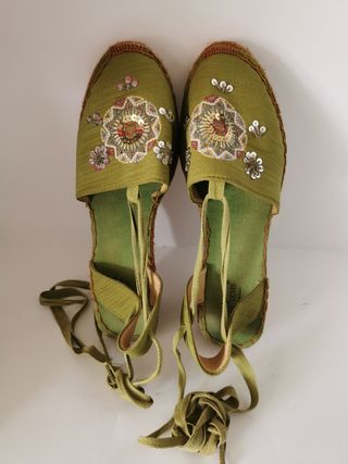 Alpargatas de chica N°41.
