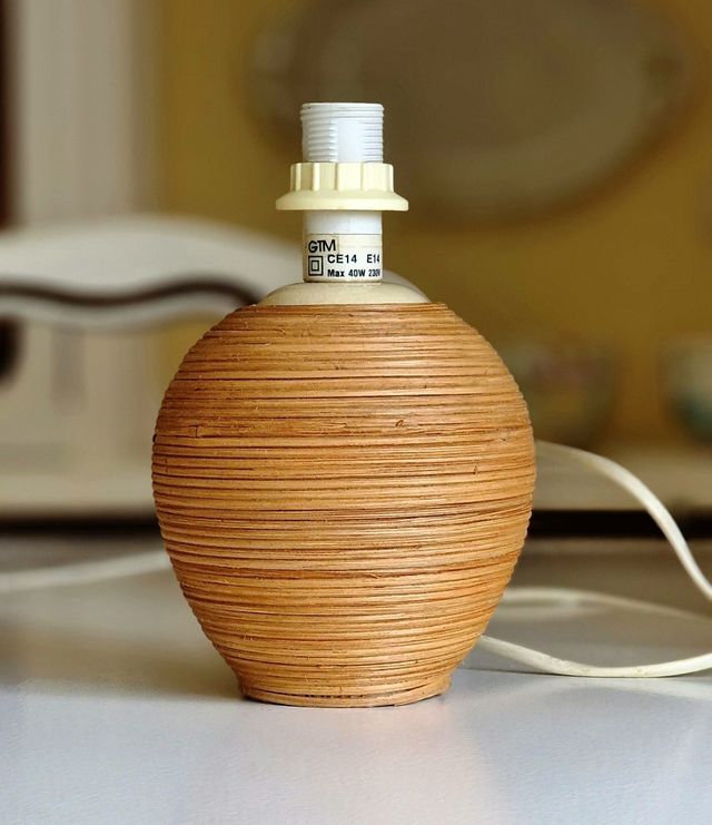 Lámpara mesa ratán