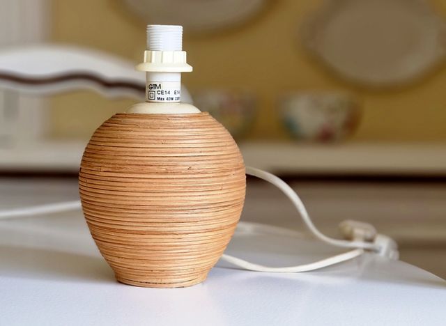 Lámpara mesa ratán