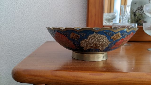 Taça em metal pintado