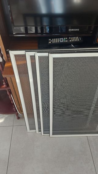 Estupenda Mosquitera de aluminio. Queda una.