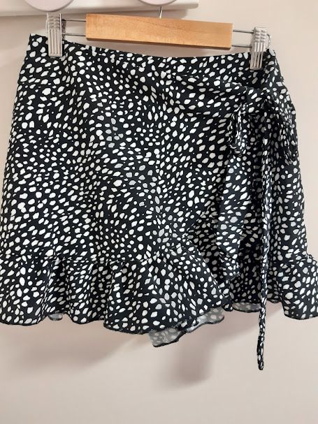 Minifalda pantalón corta negra y blanca.