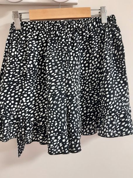 Minifalda pantalón corta negra y blanca.