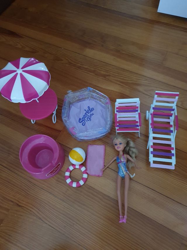 Muñeca con pistina y hamacas