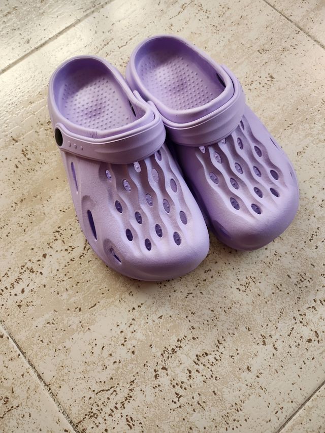 Zuecos tipo crocs lila