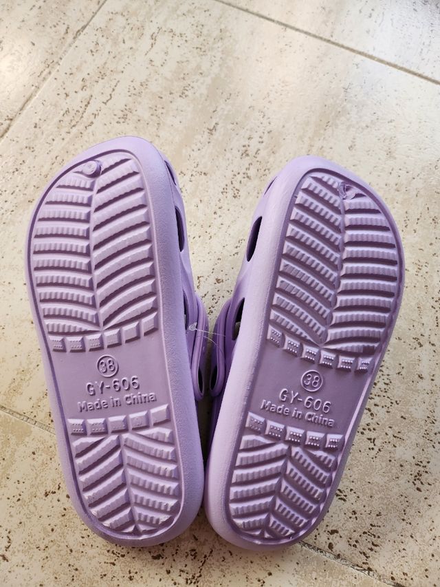 Zuecos tipo crocs lila