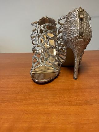 Sandalias de tacón color dorado