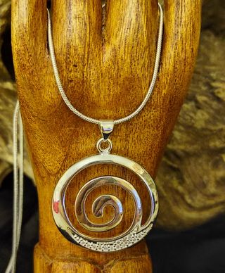 Colgante plata espiral inspirado en el infinito