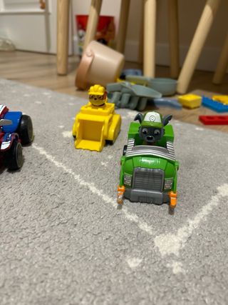 Base patrulla con muñecos y coches