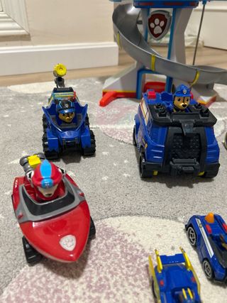 Base patrulla con muñecos y coches