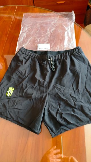 Pantalón corto deportes.