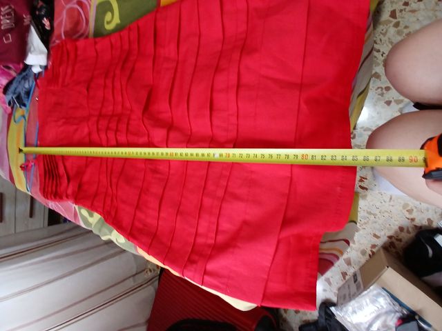 Vestido rojo coral con tirantes. 