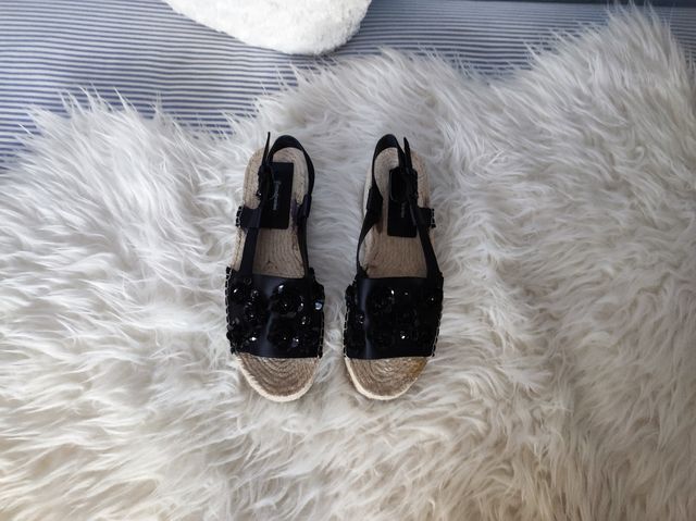 Sandalias negras con apliques de flores