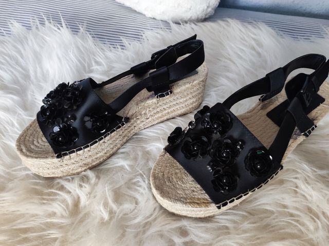 Sandalias negras con apliques de flores