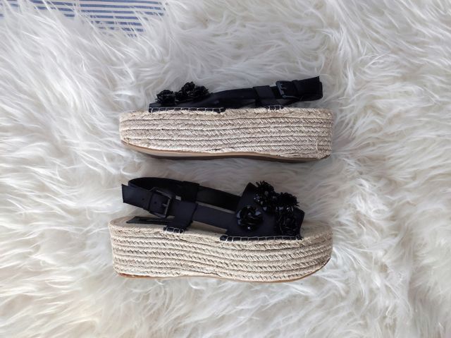 Sandalias negras con apliques de flores