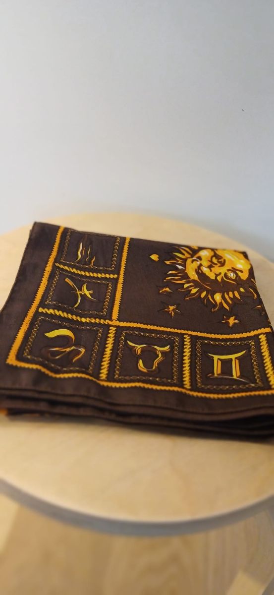 Pañuelo estilo Versace motivo estrellas y lunas