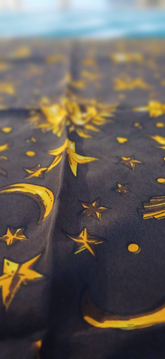 Pañuelo estilo Versace motivo estrellas y lunas