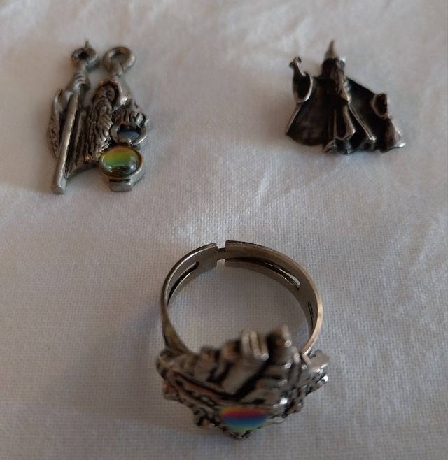 Colgantes de magos y anillo