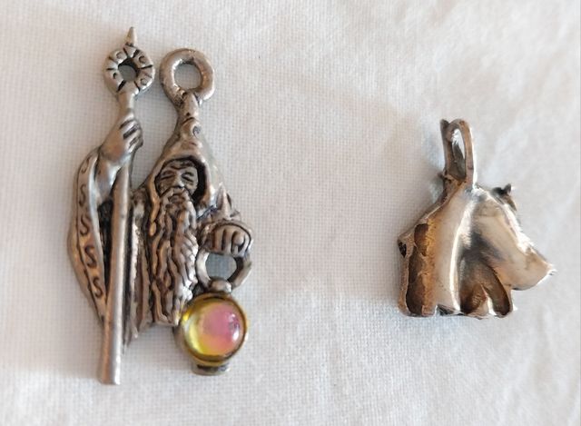 Colgantes de magos y anillo