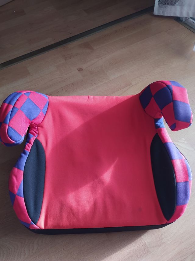 Sedile elevatore per auto