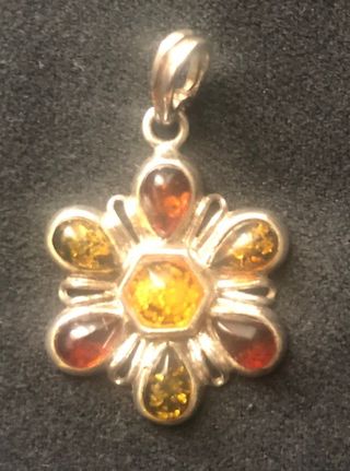 Colgante de plata de ley con piedras de ambar