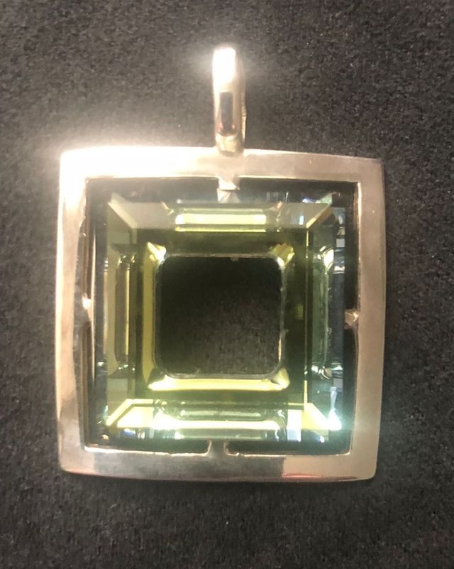 Colgante de plata de ley con cristal verde