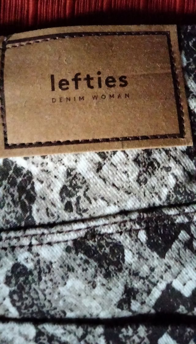 PANTALONCINI CON STAMPA SERPENTE