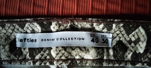 PANTALONCINI CON STAMPA SERPENTE