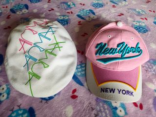 Gorra Nike Air y gorra New York, chica.