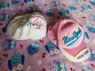 Gorra Nike Air y gorra New York, chica.