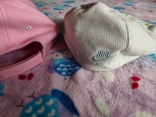 Gorra Nike Air y gorra New York, chica.