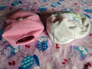 Gorra Nike Air y gorra New York, chica.