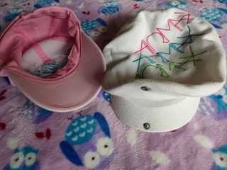 Gorra Nike Air y gorra New York, chica.