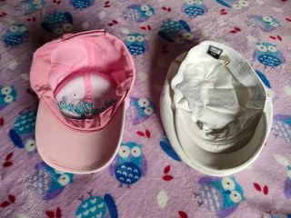 Gorra Nike Air y gorra New York, chica.