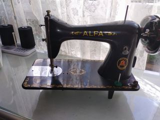 Maquina de coser ALFA antigua