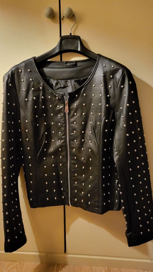 Chaqueta con tachuelas