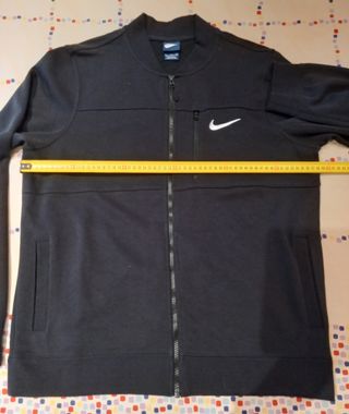 Chaqueta negra Nike.