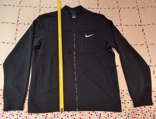 Chaqueta negra Nike.