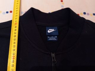 Chaqueta negra Nike.