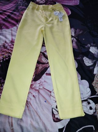 Pantalón Stradivarius con etiqueta 