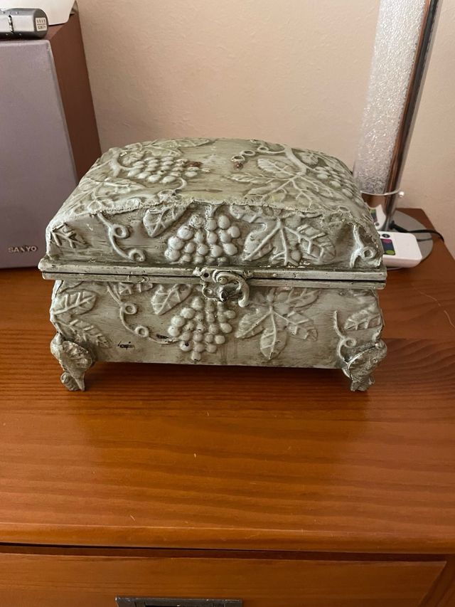 Cofre antiguo hojalata