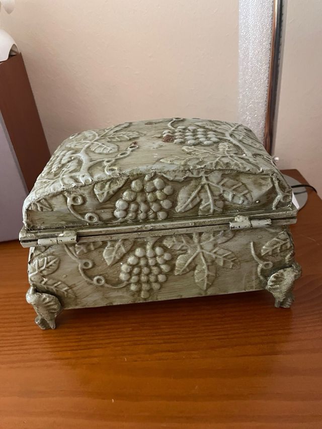 Cofre antiguo hojalata