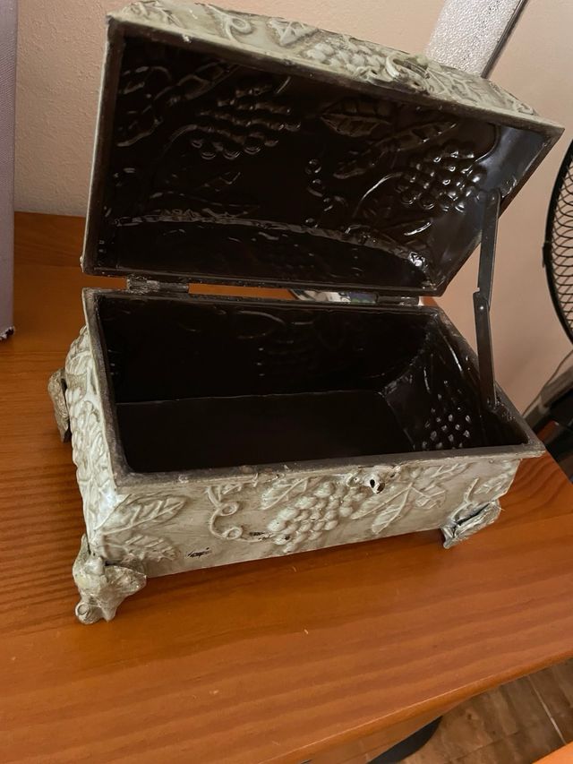 Cofre antiguo hojalata